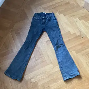 Ett par lågmidjade och utsvängda jeans från Ginatonic !❤️❤️