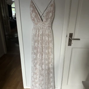 Balklänning  - Såå fin balklänning från LulLus. Fin spets med blommor under💕Köpte för 1799 💕