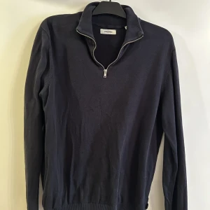 Jack & jones halv zip tröja  - En marin blå halv zip. Använd nån veckan sen aldrig mer 