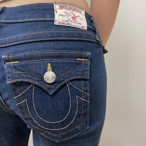 Lågmidjade True religion jeans - Jag säljer tyvärr mina älskade true religion byxor, lågmidjade och bootcut i jättebra skick💕  Skriv om du har någon fråga!    Midjemått : 40x2  Innerbenslängden: 86cm Fotvidd: 22 cm  