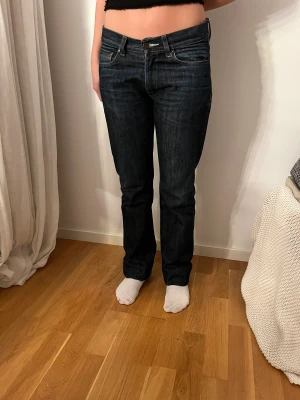 Acne jeans - Sjukt snygga lågmidjade jeans men ursnygg tvätt💗⚡️ De är sparasamt använda och kvaliteten är väldigt bra!💗💗 Säljer då de tyvärr inte passar längre. Pris kan diskuteras💗 Skriv för Bättre bilderböcker mått💗🫶🏼⭐️