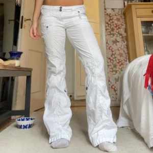 Cargo pants - Cargo pants från edc by esprit. Obs Saknas en knapp på insidan som inte fyller någon funktion och har smuts nertill från att man gått på dom