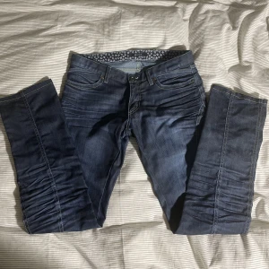 GANT lowrise jeans - Säljer dessa lågmidjade jeans från GANT då de är för små för mig. De är straight leg. Midjemåttet är 39 cm och innerbenslängden är 76 cm. Kontakta för mer bilder 💗