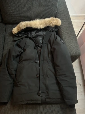 Canada Goose Chateau Parka - Black Label - Strlk M Nypris 19500 Använd flitligt under 1 vinter. Helt okej skick. Box samt tillbehör tillkommer. Kvitto och etikett finns och ges ut vid köp. 