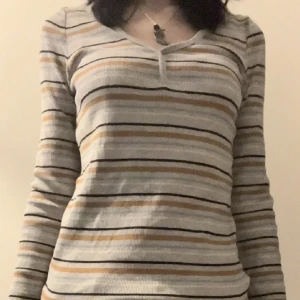 Randig tröja - Köpt på sellpy men knappt använd. Fint skick och snygg passform.