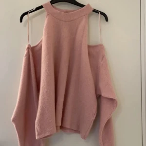 Off shoulder topp - Säljer denna as snygga och cola off shoulder toppen som tyvärr är för stor för mig. Väldigt bra skick, Nyskick!