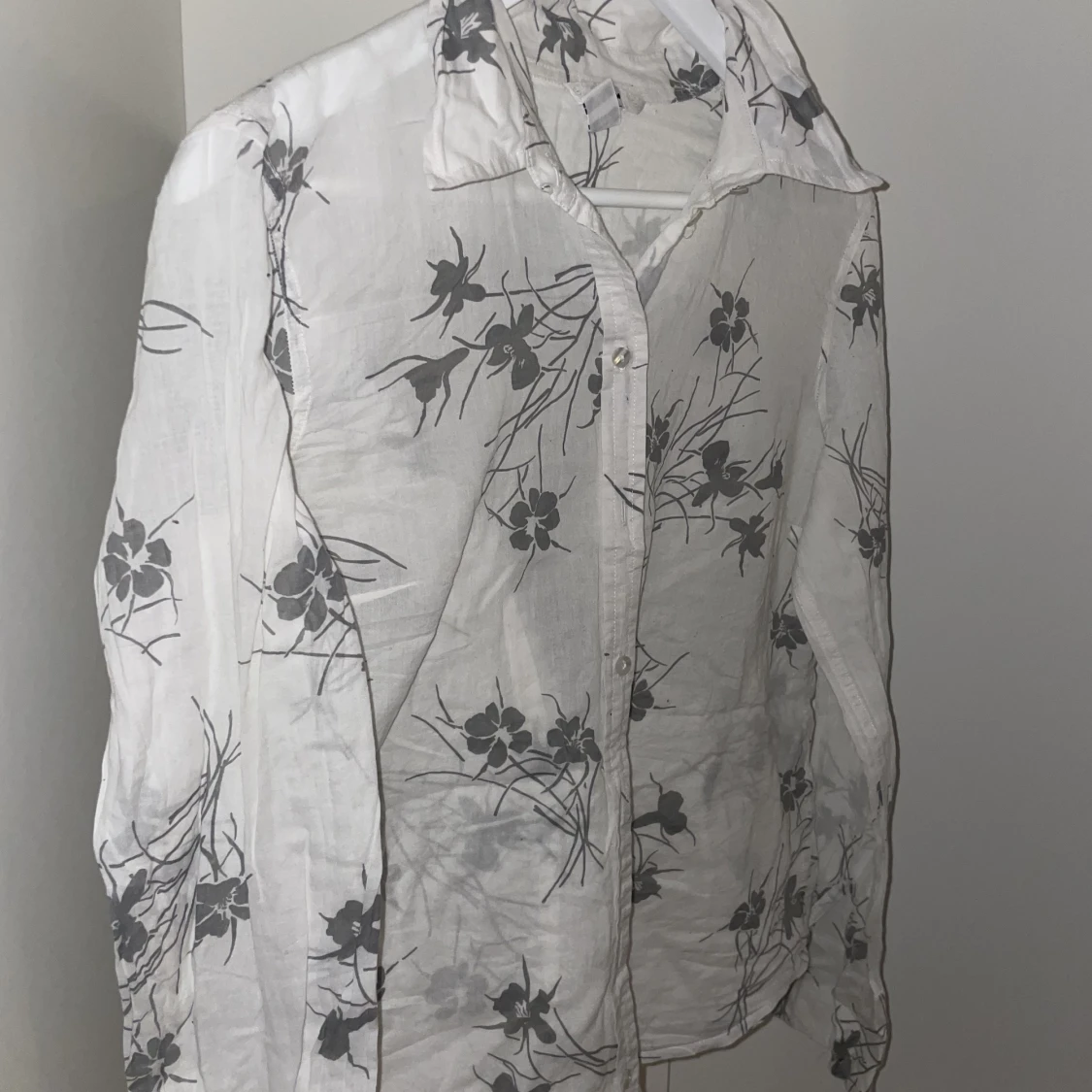 Luftig vit skjorta med grått blomster mönster  - 90