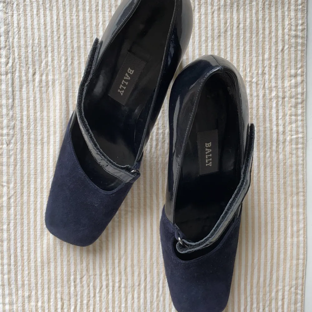 Elegance grace, jättesnygga högklackade skor i svart/marinblått. Önskar de ett nytt kärleksfullt hem där de kommer till användning ✨✨. Skor.