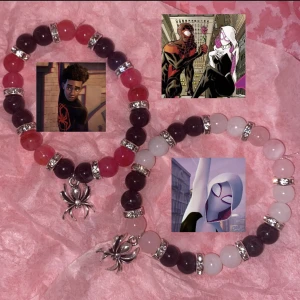 Matchande spiderman (Miles) och gwen armband - Mät din handled så gör jag ett armband som passar just för dig! Du kan välja färg och namn på pärlorna! 55kr styck, 110 för matchande par🫶har rödare som man kan se i sista bilden🫶