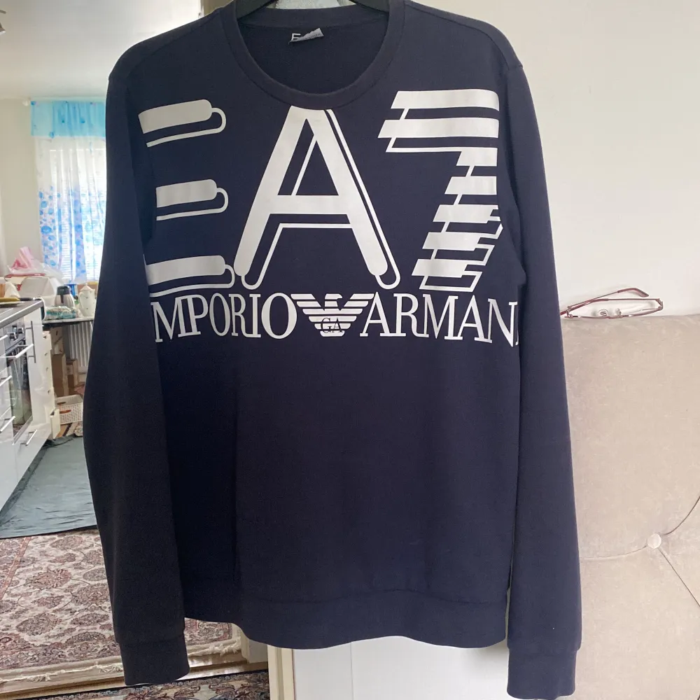 En Emporio Armani tröja i storlek L 9/10 skick. Tröjor & Koftor.