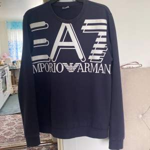 En Emporio Armani tröja i storlek L 9/10 skick