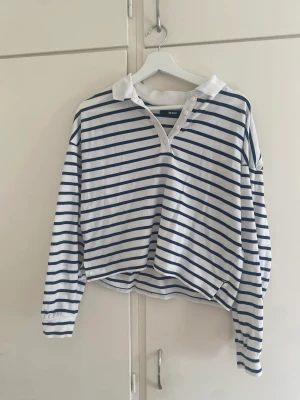 Randig tröja - Säljer nu min jättesnygga randiga långärmad från bikbok då den inte kommer till användning längre. Köpt för 399 kr men säljer för 200 kr.
