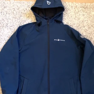 Sailracing jacka - Säljer min Sailracing jacka, eftersom den har blivit för liten. Inga defekter och inte mycket använd. Skriv för mer info och frågor!