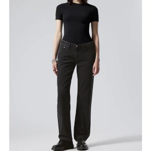 Low waist jeans  - Jag säljer mina super fina lågmidjade jeans från Weekday då dem tyvärr blivit för små för mig💗, jeansen är väl använda men det syns inte på dem☺️. Märket är Weekday, dem är storlek 24/32. 💗Köpta för 590 kr Skicka privat för att se fler bilder på jeansen💓