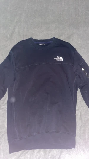North face sweatshirt  - Den är i bra kvalitet 7/10 använd ett fåtal gånger då den blivit lite mindre i tvätten storlek M men passar S. Nypris 600kr. Kan gå ner i pris!!