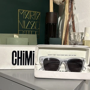 Chimi - Fina chimis i färgen litchi, modell 007 och de är i storlek 50-20. Köptes på Plick 💕 säljer pga de är försmå för mitt ansikte 🥴💕 original pris runt 1200 🤑🤗 priset kan diskuteras 💕