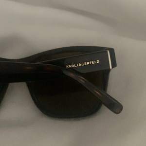 Supersnygga solglasögon från Karl Lagerfeld, använd någon enstaka gång men i superfint skick! Färgen är väldigt mörkbrun men ser svart ut i de flesta ljus. Skulle påstå att modellen är unisex och funkar för alla! Pris går att diskuteras vid snabb affär!!!