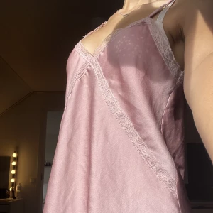 Nattlinne och topp - Jättesöt ljusrosa nattlinne men ändå topp med spets vid kanterna💞💞