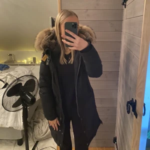 Parajumper jacka  - Parajumper jacka i modellen longbear, använd en vinter så jätte fint skick, inga skador eller defekter. Ny pris 10700 men säljer nu för 3500.  färgen    Svart/Antracit, skriv för fler bilder eller frågor, stolek xxs/xs men passar xs/s 