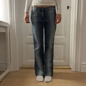 Jättesköna jeans från RCC Jeans. Storlek 30, skulle säga att dom passar en S. Midjemått 37cm. Benlängd 96cm. Modellen är 170cm men dom är dock lite för korta när dom sitter ”rätt” på midjan. Byxorna går att lägga ner ca 2cm. Skriv gärna för mer bilder💕