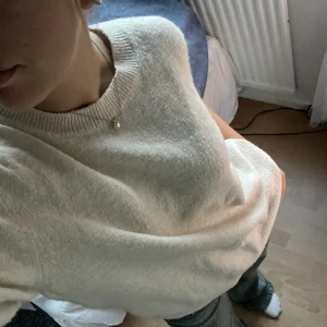 Stickad t shirt - Stickad t shirt från hm. Super fin och skön