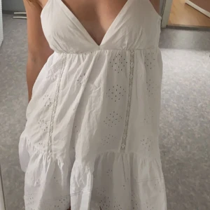 Broderad Zara sommarklänning🤍 - Superfin trendig broderad sommarklänning från Zara🪽 Säljs för att den inte används, är i jättefint skick.  Kontakta mig för fler bilder, frågor och intresse!💖