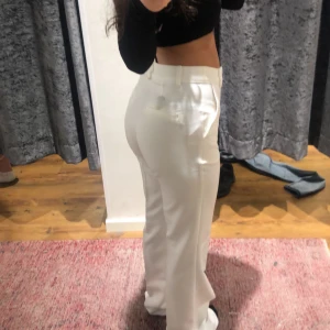 Kostymbyxor  - Säljer mina vita kostymbyxor från bikbok! Har använt nögra gånger men ser fortfarande bra ut! Är 152cm kort och längden passar bra då det är petite storlek. Storlek 34. 