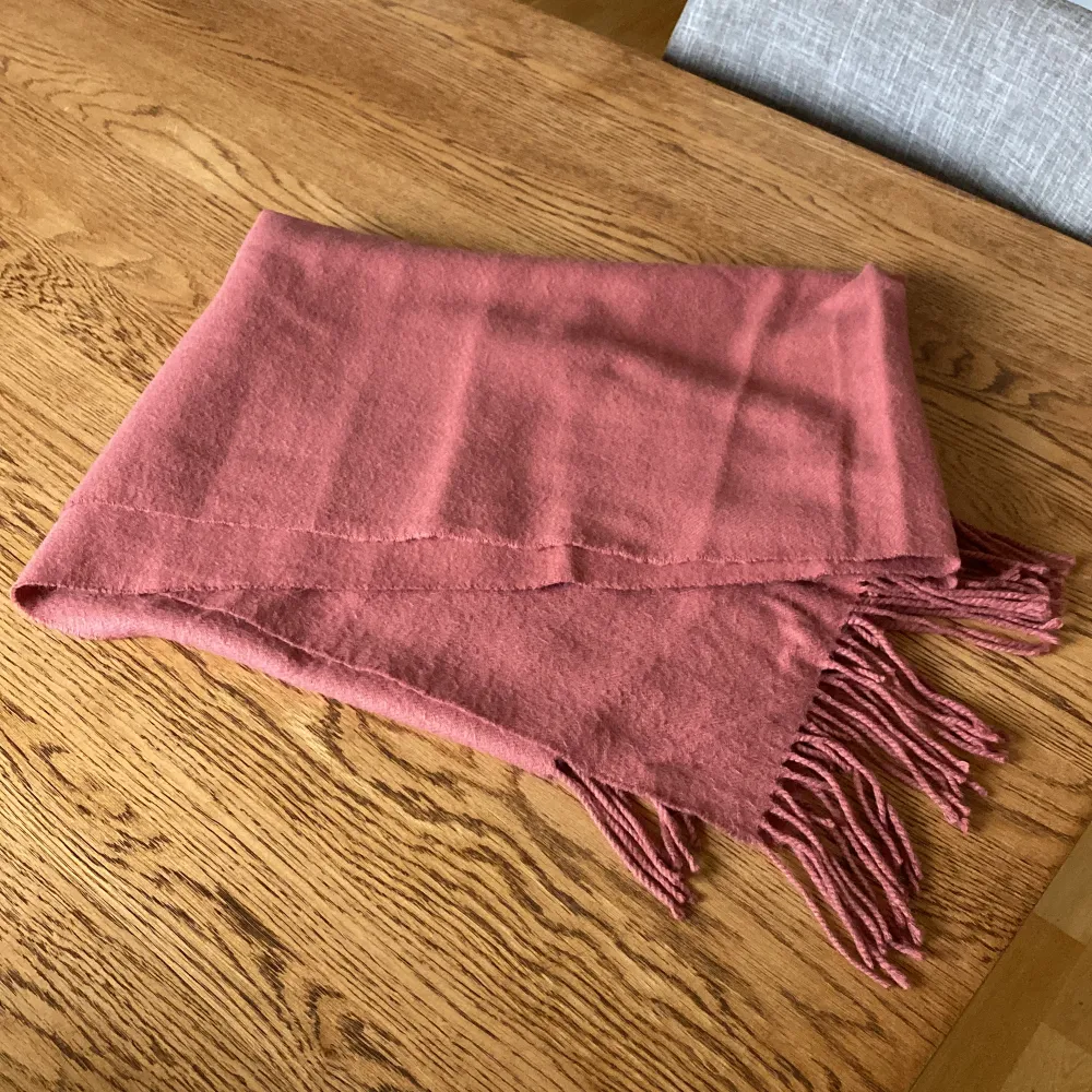Stor rosa halsduk från gina tricot. Hittar ingen lapp så jag vet tyvärr inte material, men den är mjuk och varm.. Övrigt.
