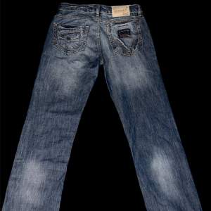 Otroligt Snygga vintage Dolce Gabbana jeans. 10/10 cond, inga hål eller slitningar. Midjestorlek 32. Total längd 102 cm  Priset kan diskuteras:)