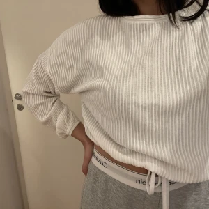 Ribbad sweater justerbar  - Vit justerbar i midjan 