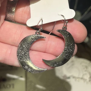 Nya örhängen månar - Nya oanvända örhängen i månform. Nickelfri metall. Ca 4 cm höga 
