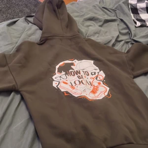 Hoodie  - Nypris typ 900 nu 400 å aldrig använd 