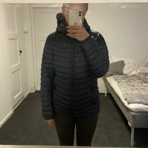 Peak performance jacka  - Peak performance jacka i storlek 170 men skulle säga att den är s/m 💓 fint skick, pris går att diskutera 