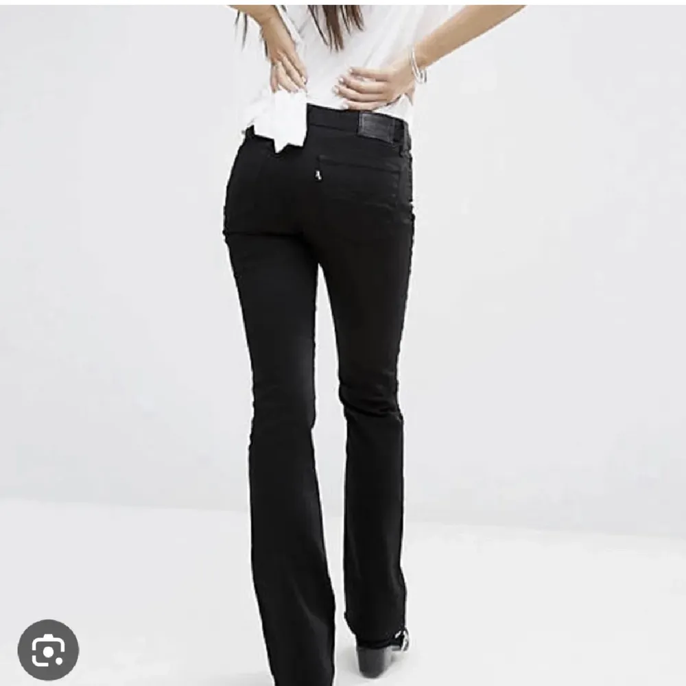 Säljer vidare dessa levis jeans då dom tyvärr var för små för mej. Men dom är superfina och i bra skick!. Jeans & Byxor.