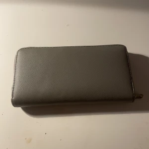 Plånbok  - Super fin plånbok som inte kommer till användning, tillräckligt stor för att få plats med telefonen i. Köptes för 250kr