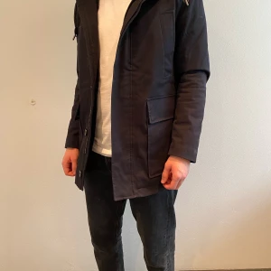 VINTER JACKA  - Skitsnygg vinterjacka från mango! Gott skick, bara använd förra vintern då jag köpte den för 1599 kr❤️ Säljer pga att den börjar bli för liten. Skriv för fler bilder och buda i kommtarerna!🤩