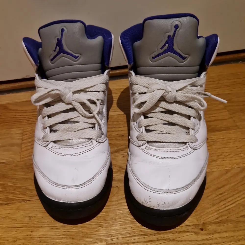 Säljer nu mina Jordan 5 Dark Concard på grund av att dom är för små. Köpa på en footlocker i hawaii för 210 dollar. Box finns tyvär inte för jag kunde ej ta med den på flyget och kvittot är bort tappat. Pris är diskuterbart.. Skor.