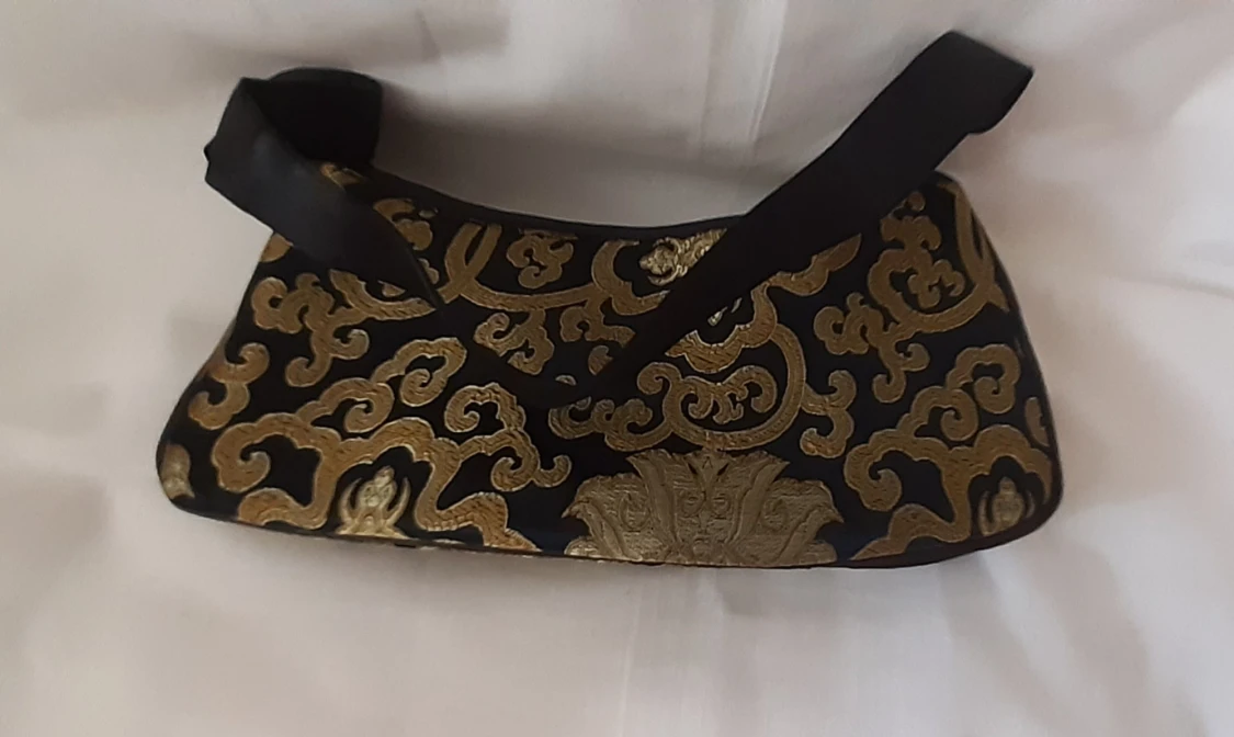 Liten vintage festväska i svart och guld