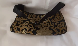 Liten vintage festväska i svart och guld - Fin liten festväska i guld och svart Oanvänd i fint skick