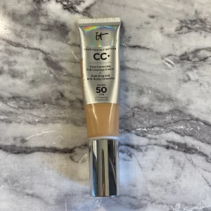 Concealer  - Säljer denna concealer/cc cream från it cosmetics. (FÄRG MEDIUM) Endast andvänt tre pumpar, säljer pga inte min färg. Den är decifikserad och rengjord. ”Your Skin But Better CC+ SPF50+ Light”. (Ordinarie pris 505kr)