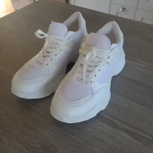 Nya vita sneakers i storlek 39.