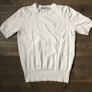 Stickad tröja  - En jättefin o basic stickad tröja från ZARA. Original pris 300. Skriv om ni vill ha mer info eller bilder 