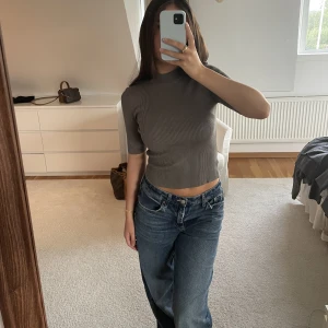 Grå topp från Gina Tricot - Grå, ribbad topp från Gina Tricot 