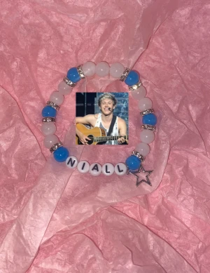 Niall armband - Mät din handled så gör jag ett armband som passar just för dig! Du kan välja färg och namn på pärlorna! ❤️