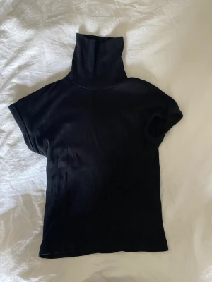 Tröja från zara - Säljer denna tröja från zara då jag inte använder den. Inga defekter, man kan vika ner kragen till önskad längt. Skriv privat för fler bilder 🥰