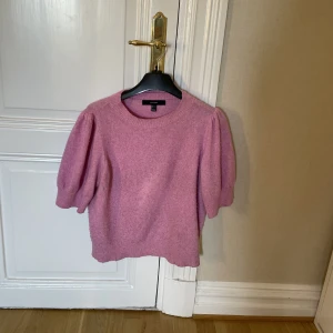 ROSA STICKAD TRÖJA - en jätte skön stickad tröja från vero Moda 💕 använd ganska mycket men ändå fint skick!