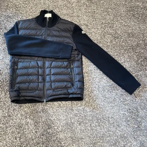 Moncler cardigan  - Tjena! Säljer nu min sjukt fräscha moncler cardigan som är perfekt nu till hösten. Cardiganen är i skicket 9/10 utan defekter. Hör gärna av er vid frågor! 