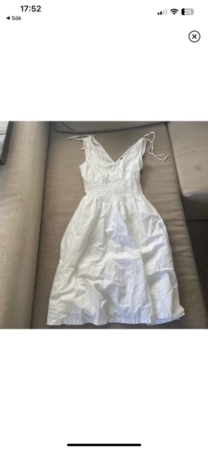 Vit klänning  - En vit sommarklänning perfekt till studenten eller likande. Länge 87. Storlek M men passar även S så den är stretch ❤️