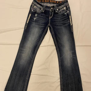Rock revival jeans - Super snygga rock revival jeans | storlek 26 | midjemått: 35,5 | lårmått: 23cm (elastiskt tyg) | innerbenslängd: 78cm | benöppning: 22.5 | mått från midja till skrev: 19cm| skick 10/10