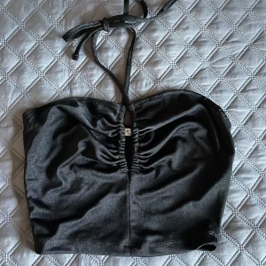 Crop top - Använd 1gång, nyskick. Köpt för 349kr säljer den för 50kr.